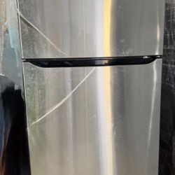 LG Refrigerator with ice maker it’s 33(W) 34 (D) 69(H)in excellent working condition 