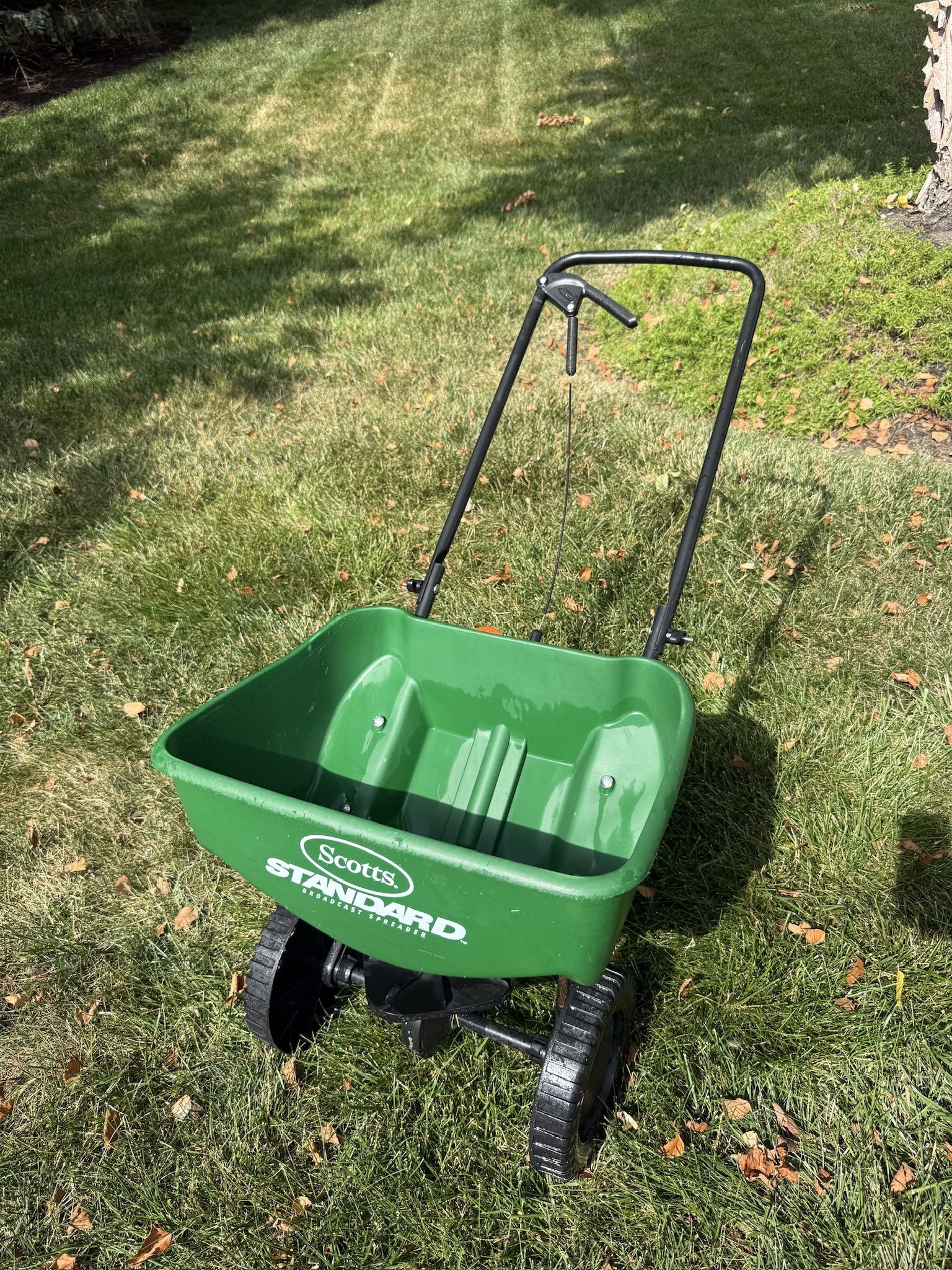 Scott’s XL Lawn Spreader in good shape!
