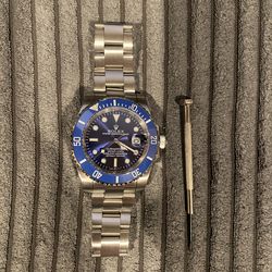 Blue r watch has the logos no box