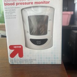 unused automatic upper arm blood pressure monitor w batteries 