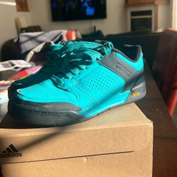 Women’s mountain biking shoes