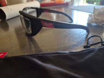 Milwaukee Safety Glasses with Pouch