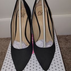 AVAILABLE - SIZE 7.5 BLACK HEELS