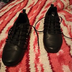 Woman's Black Puma Sneakers 