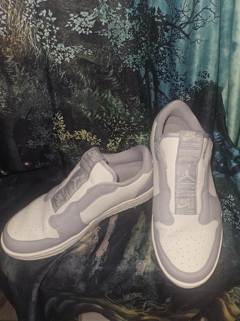Jordan 1 Retro Low Slip
Atmosphere Grey (Women's)size 5.5