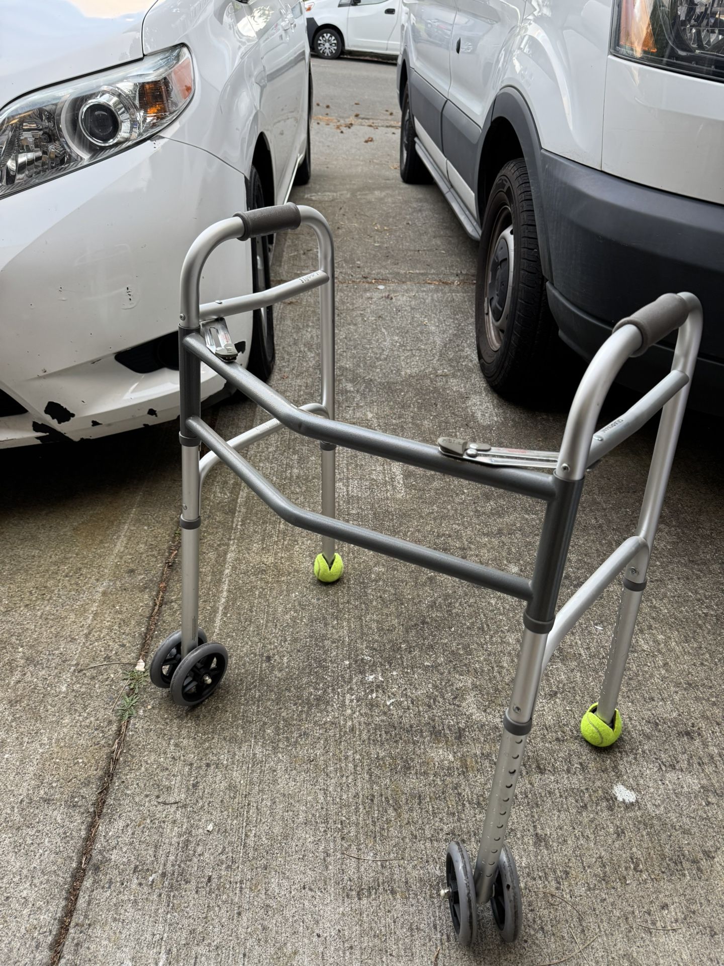 FOLDING WALKER