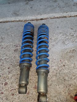 Honda OEM shocks. One set off a 86 trx250r. The other off 2004 400ex. Both pair leak free and in ok working condition.