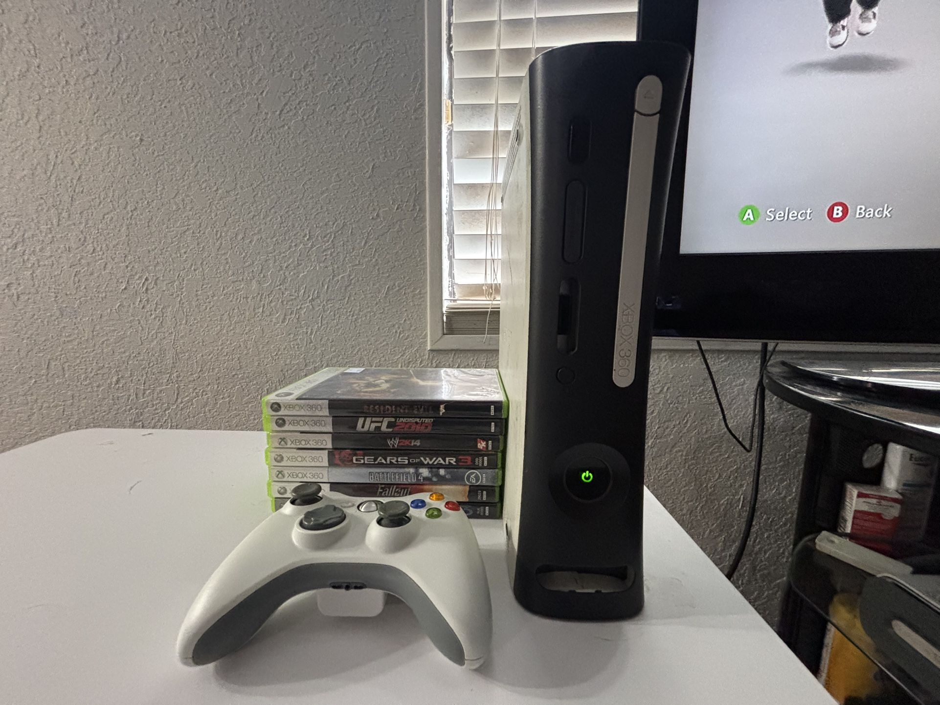 Microsoft Xbox 360, White Console 120GB, w/ Controller & Cables WORKING + Game!