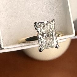 Engagement Ring (Radiant Cut) 2.7c
