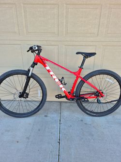 TREK MARLIN 5 MOUNTAIN BIKE, 29ER (LARGE FRAME)
