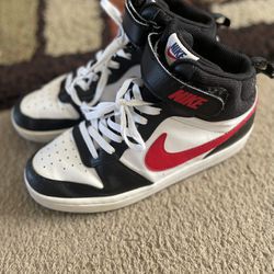 BOYS NIKE Bouroughs Size 7 ( Youth) Or 7 MENS