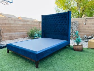 BEAUTIFUL CUSTOM MADE QUEEN BED FRAME ( FREE DELIVERY 🚚 FIRST FLOOR ) LIKE NEW 🙏🏻🥰 GREAT CONDITION