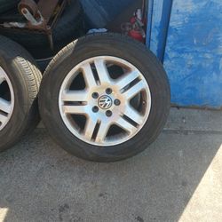 4-   255/55/18 VW Aluminum Rims 