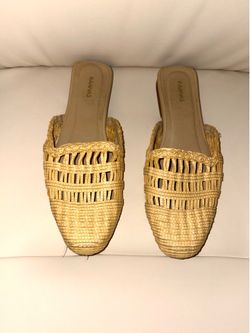 KAANAS brand mule sandals, Madeira model or similar, recognizable by their basket weave and pointed toe. Woven mules with a basket weave design and po