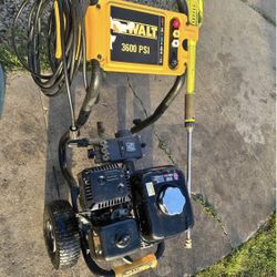 DEWALT 3600 PSI 2.5 GPM Gas Cold Water Professional Pressure Washer with HONDA GX200 Engine