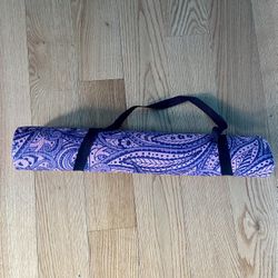 Folding travel yoga mat 