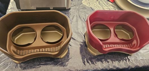 2 Pet food bowl holders
