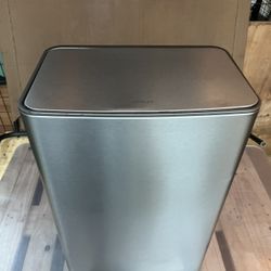 Used Kohler 47L Step Trash Can, Step is not opening the lead.
