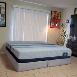 VERY NICE LIKE NEW KING SIZE SERTA ICOMFORT MATTRESS AND BOXSPRINGS FOR SALE! IN GREAT CONDITION,  FREE DELIVERY 