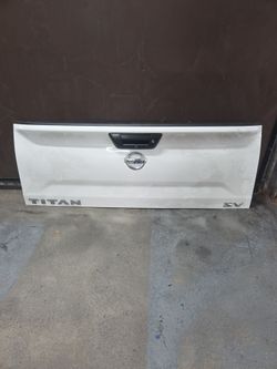Nissan Titan tail gate