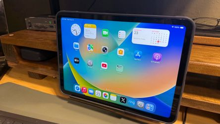 Apple iPad 10th Gen 64G WiFi with extras