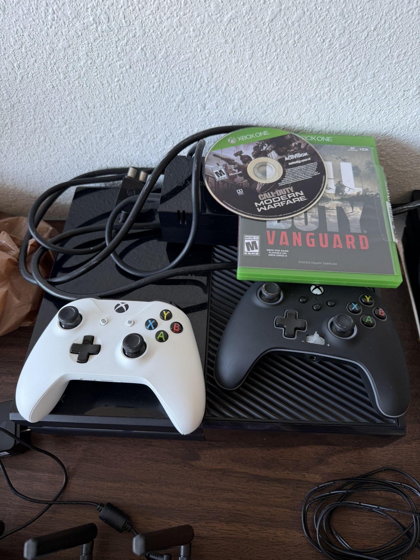 XBOX One + 2 Controllers + Games