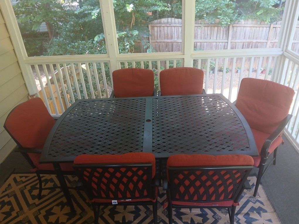 Screenporch /Sunroom Dinning Set
