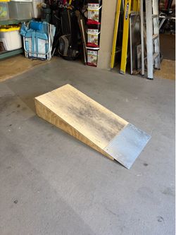 Mini skateboard ramp