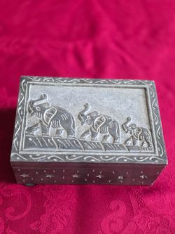 VTG Hand-carved Soapstone (Steatite) Trinket  Jewelry Box, India, Elephant Motif