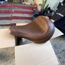 Mustang Solo Seat Wide Tripper