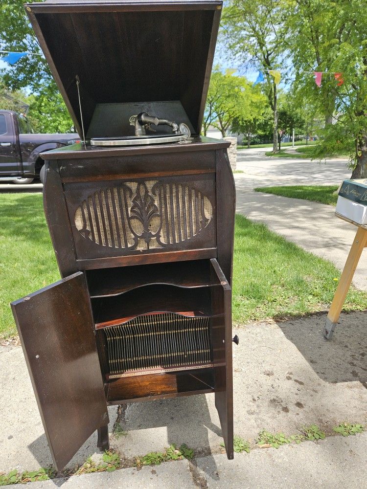 Claxtonola Victrola Player