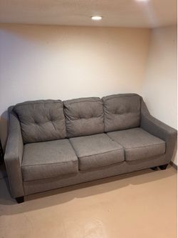 Pull out couch. Queen. Clean and comfy