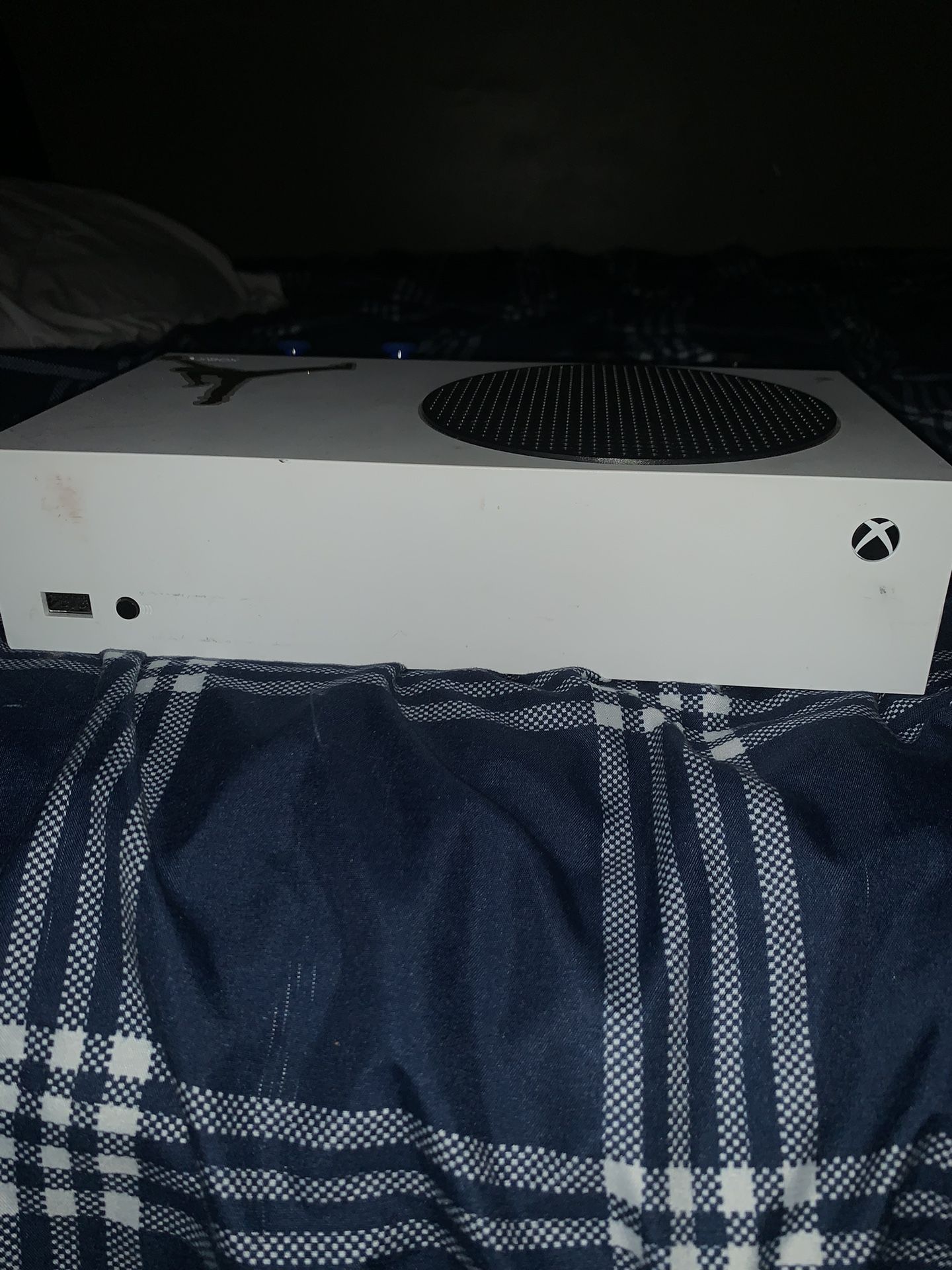 Xbox Series S 1tb + 2 working controllers with no issues