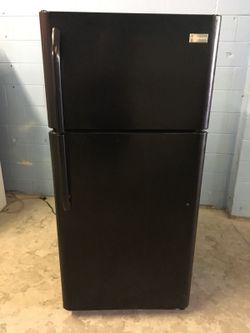 Black 18 Cubic Foot Refrigerator With Ice Maker