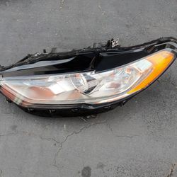 2017-2019 Ford Fusion Headlight Xenon Hid (Driver's Side) With All The Accessories And Lights Bulbs OEM. 