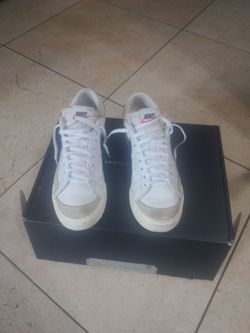 NIKE Blazer. Low"77 Vintage White  Size 7*  Black  D A6364/ 101 Shoes. Sneakers