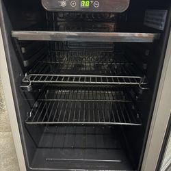 Frigidaire 138 12 oz. Can Capacity Beverage Center