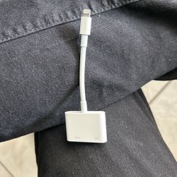 Apple AV Adapter (HDMI to lighting)