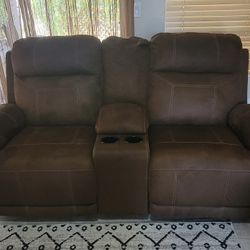 Manual reclining loveseat with console