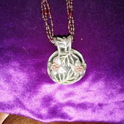 Chico's Choker. Nice Metal Pendant