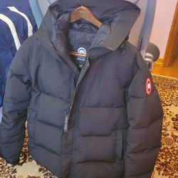 impliciet bijtend Kansen Black Canada goose men's hooded parka coat jacket.Size Med/Large for Sale  in Queens, NY - OfferUp
