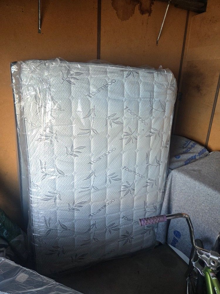FULL SIZE BED & BOX SPRING