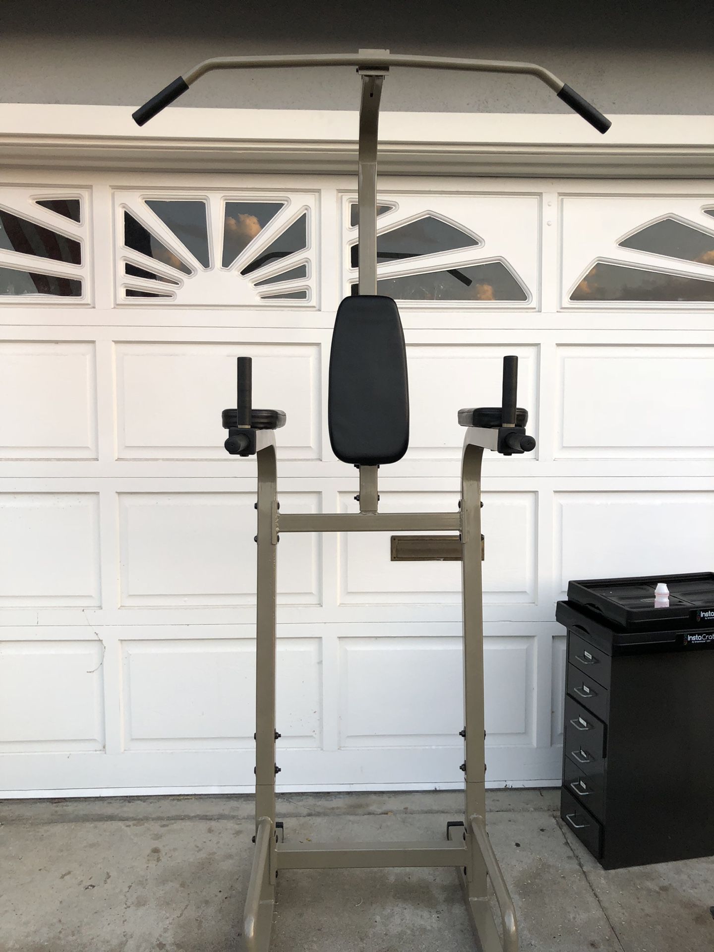 Pull up bar and vertical knee raise