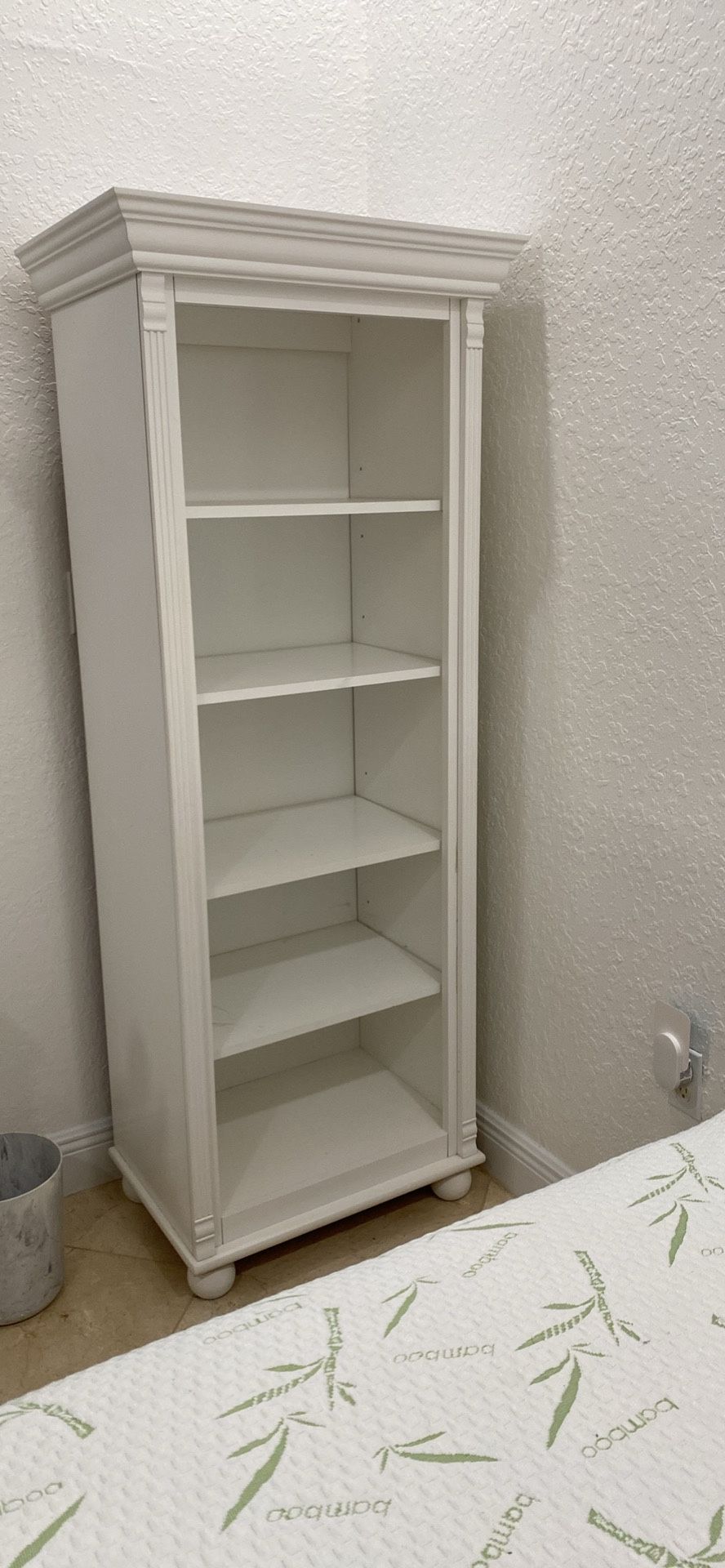 5 Shelf Cabinet, Made By Bellini , High End Furniture , Great Quality.