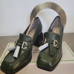 Woman's   Green Leather  Moccasins.