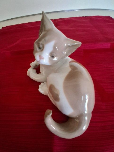 LLadro Cat Figurine Porcelain