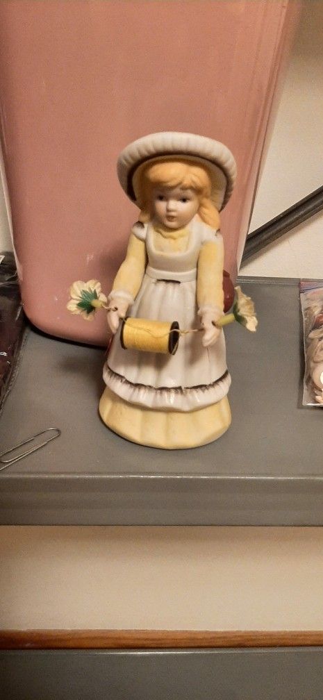 Kitsch Big Eyed Girl Sewing Helper -