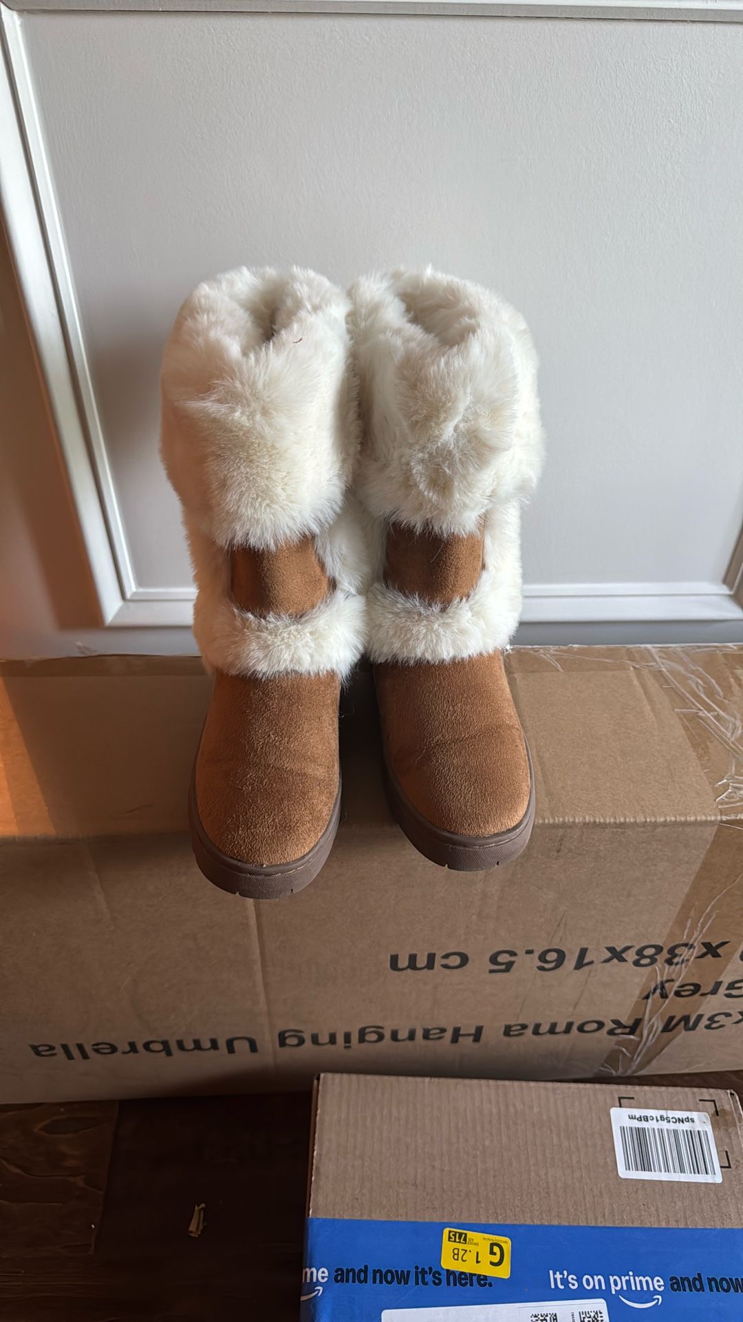Brown suede Boots With Cream Fur AroundSize 6