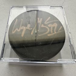 Wayne Gretzky signed Edmonton Oilers autographed NHL hockey puck w case w/COA681