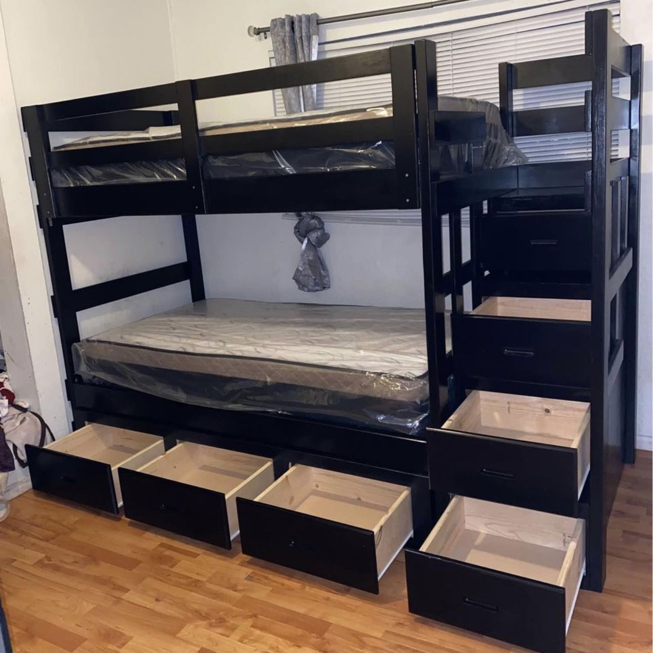 Bunk Beds / Literas Disponibles 